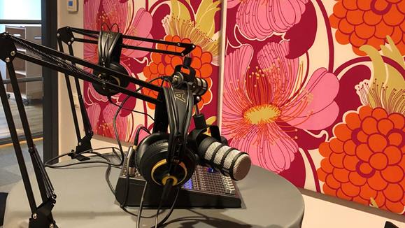 Podcast-mikrofoner i ett poddrum